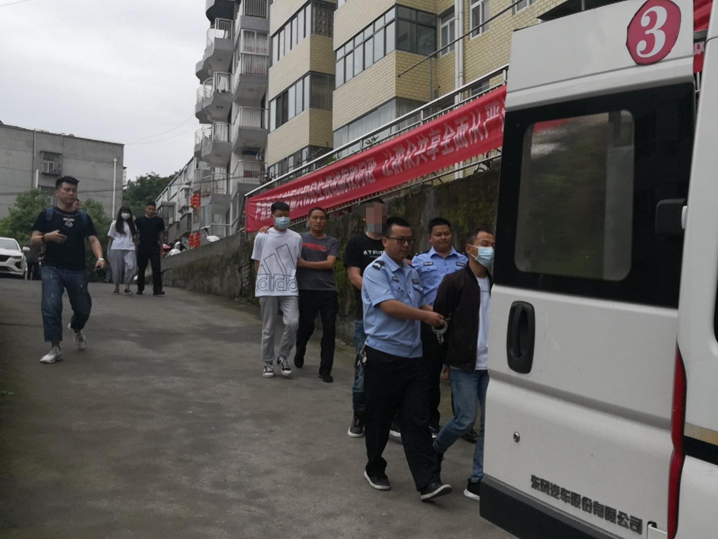 竹山协查一起电信网络诈骗　查获40余张银行卡20部手机