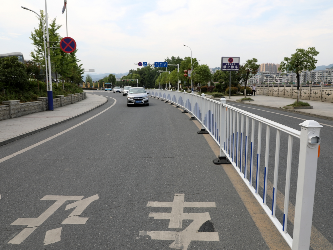 竹山城区多条道路加装安全护栏