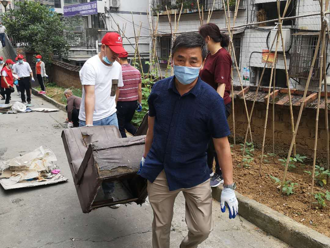 县统计局在包联社区开展创文乱搭乱建清理活动