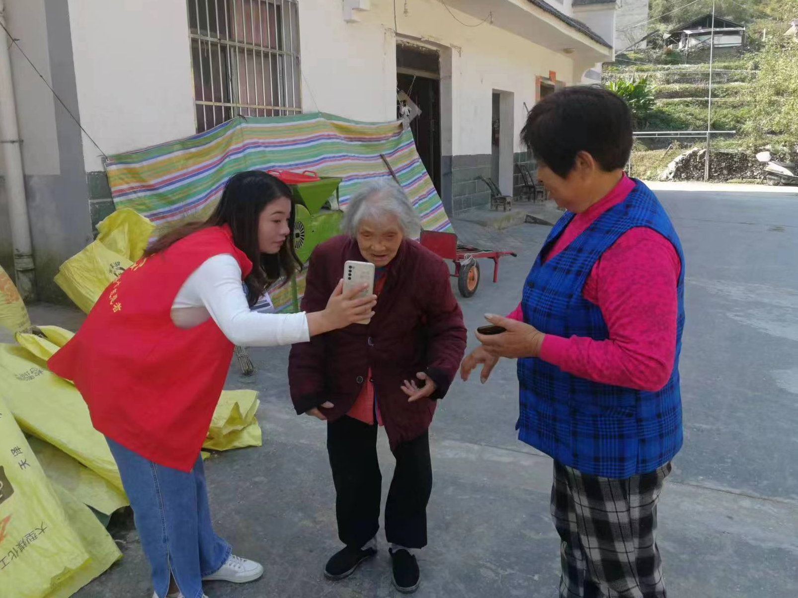 县人社局：服务零距离 政策进万家