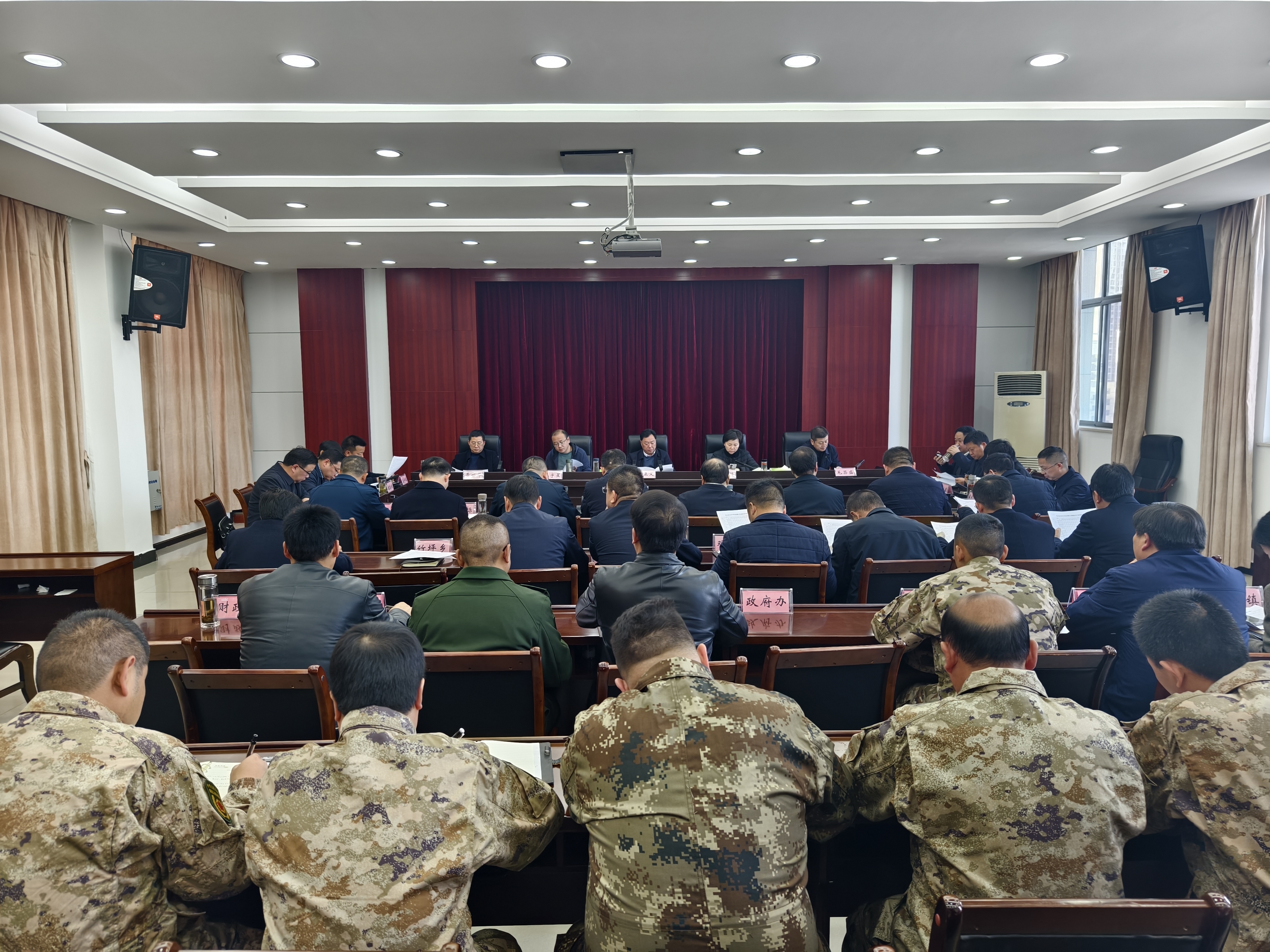 我县召开县委常委议军会议