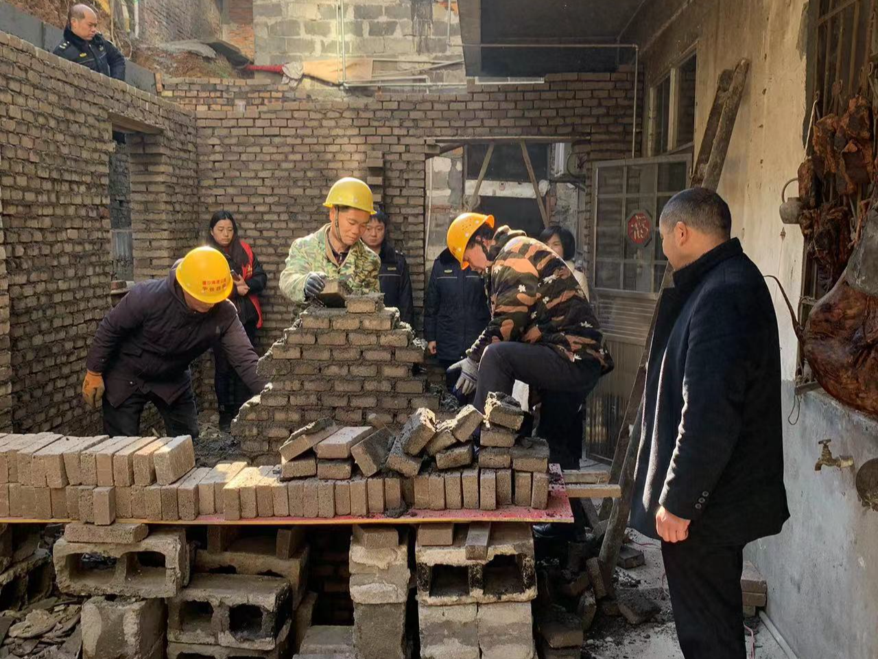 城区依法拆除一违建房屋