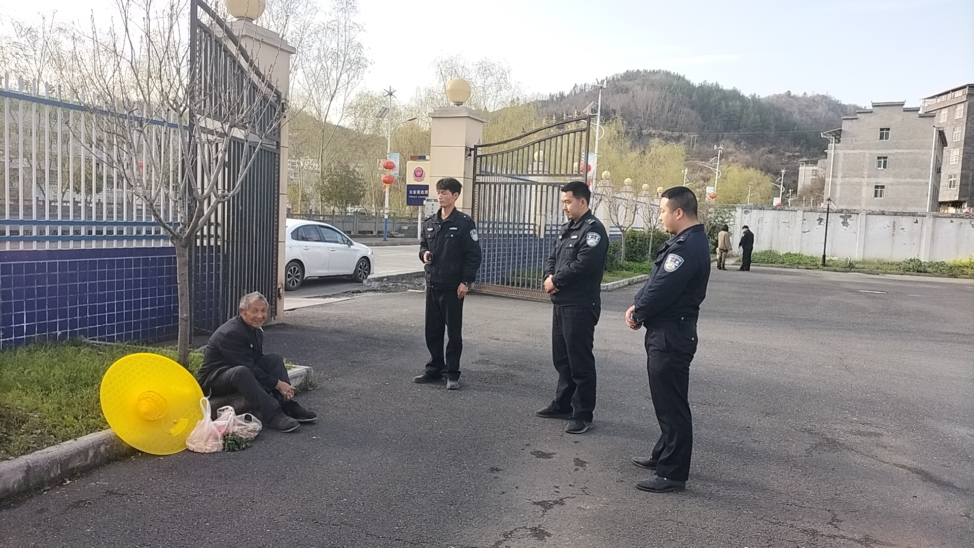 老人不慎“迷路”　民警暖心送回家
